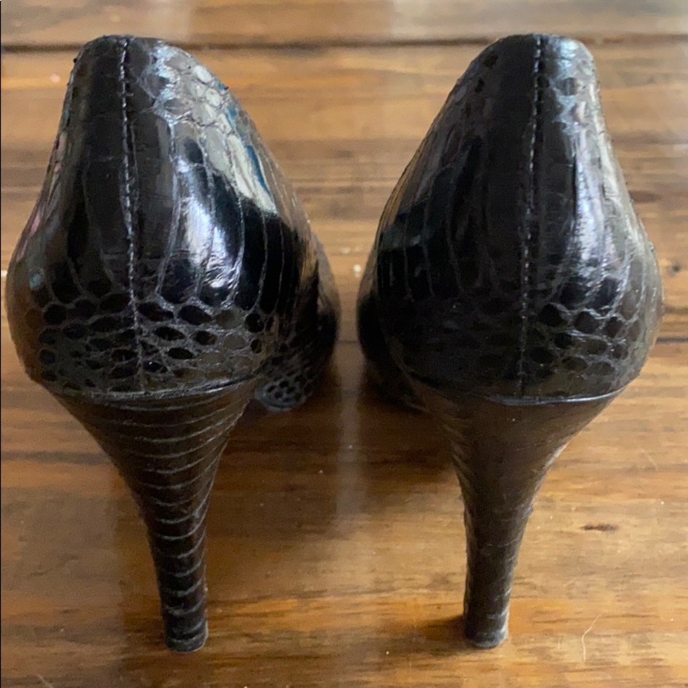 Black “snack-skin” platform pump
